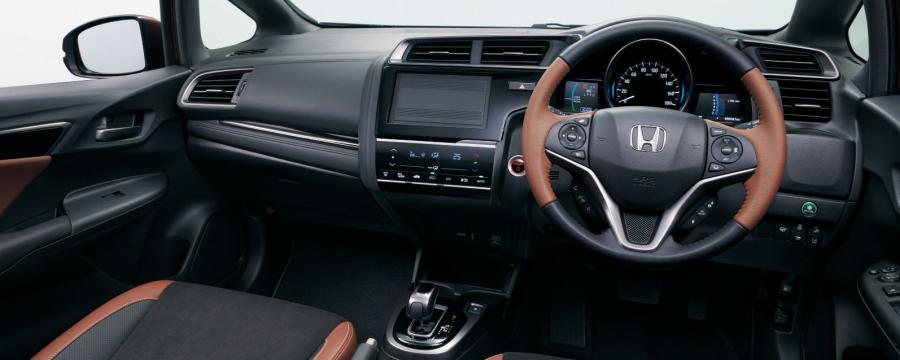 Торпедо Honda Fit Hybrid S 2017 года  (JP) (фото 6 из 7)